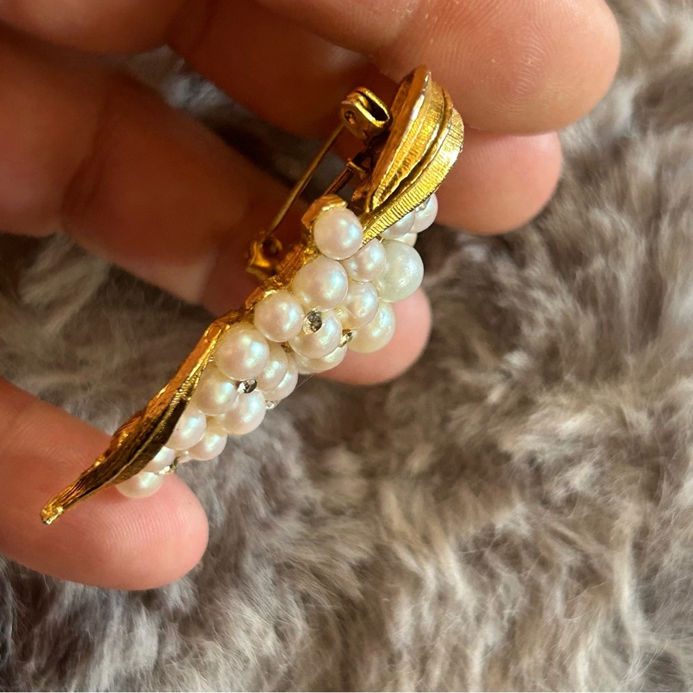 Vintage faux pearl clear rhinestone accent brooch - Picture 3 of 4
